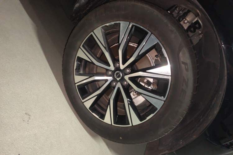 Used Volvo XC60 2024 B5 4x4 Smart Luxury Edition Right Front Wheel Hub