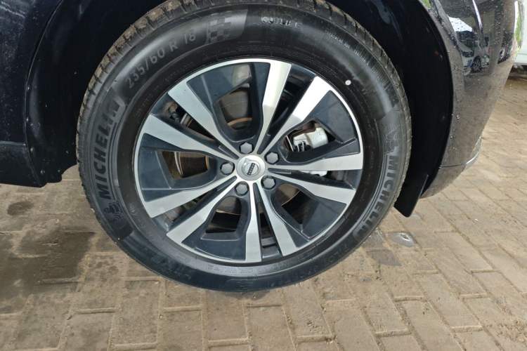 Used Volvo XC60 2024 B5 4x4 Smart Luxury Edition Right Front Wheel Hub