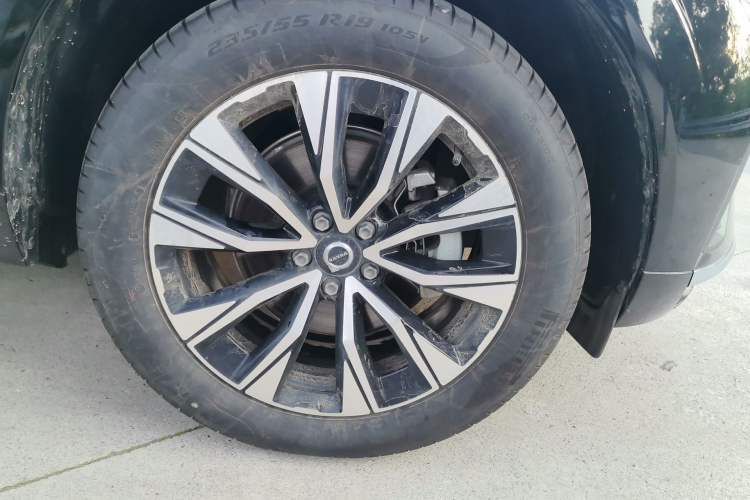 Used Volvo XC60 2024 B5 4x4 Smart Luxury Edition Right Front Wheel Hub