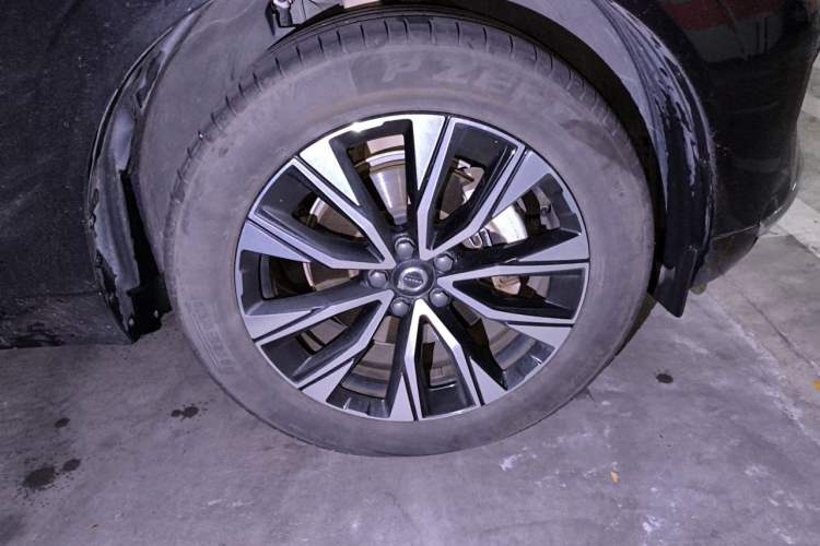 Used Volvo XC60 2024 B5 4x4 Smart Luxury Edition Right Front Wheel Hub