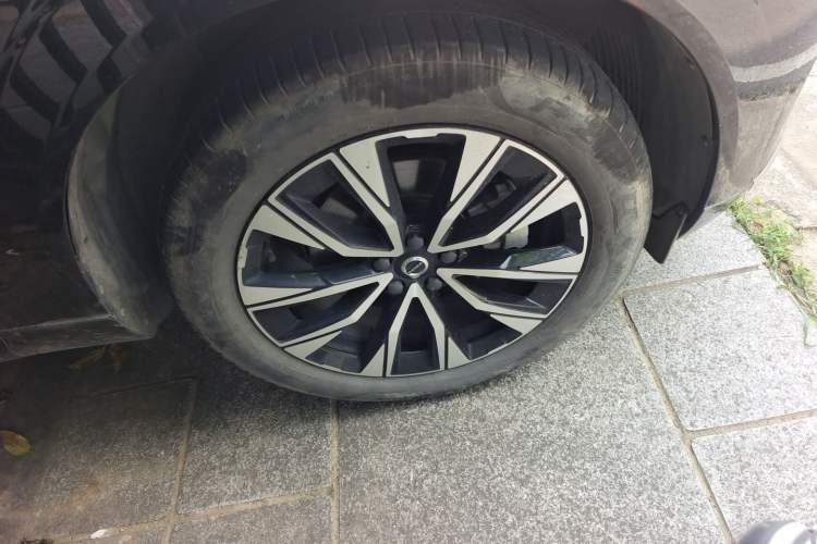 Used Volvo XC60 2024 B5 4x4 Smart Luxury Edition Right Front Wheel Hub