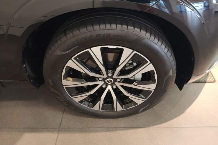 Used Volvo XC60 2024 B5 4x4 Smart Luxury Edition Right Front Wheel Hub