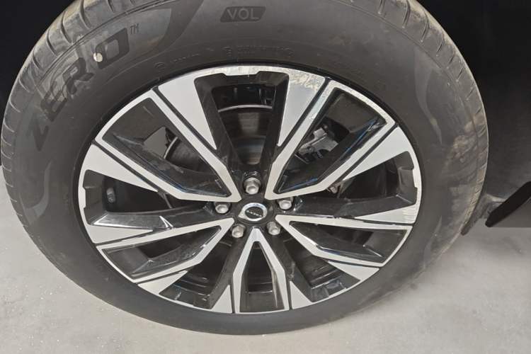 Used Volvo XC60 2024 B5 4x4 Smart Luxury Edition Right Rear Wheel Hub