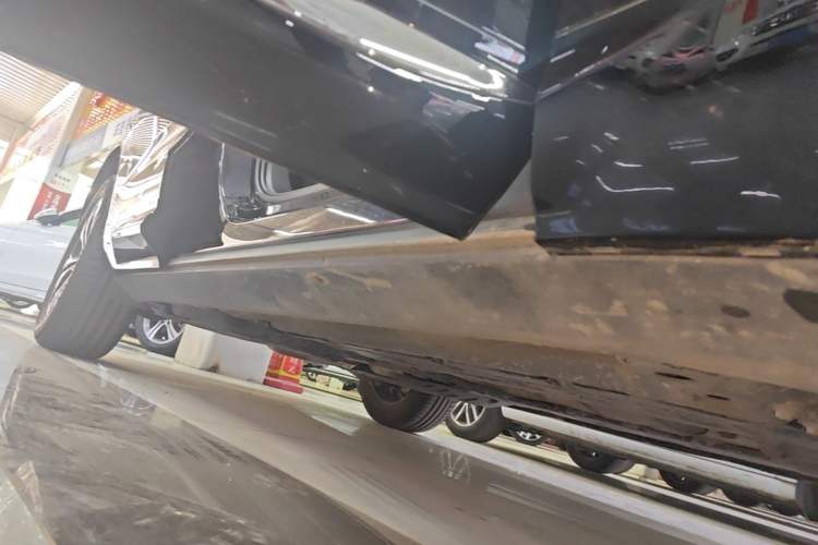 Used Volvo XC60 2024 B5 4x4 Smart Luxury Edition Right Side Sill