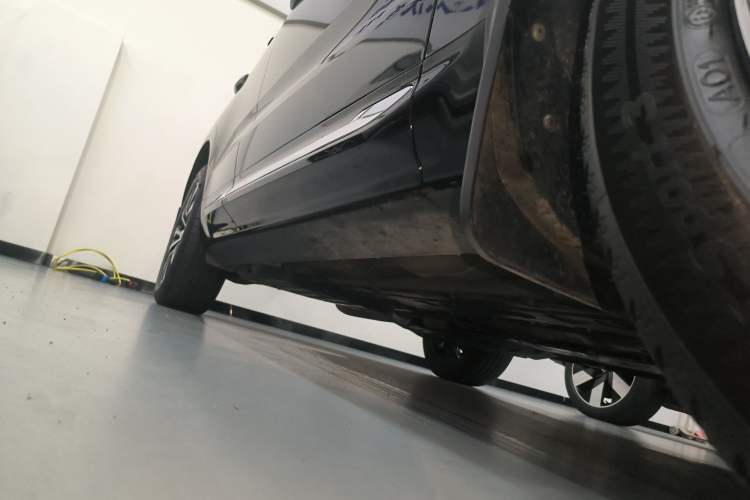 Used Volvo XC60 2024 B5 4x4 Smart Luxury Edition Right Side Sill