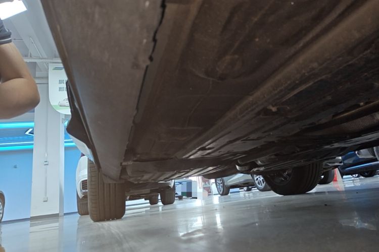 Used Volvo XC60 2024 B5 4x4 Smart Luxury Edition Right Side Sill
