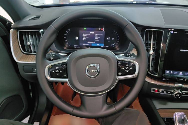 Used Volvo XC60 2024 B5 4x4 Smart Luxury Edition Steering Wheel