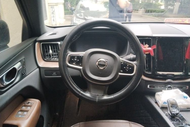 Used Volvo XC60 2024 B5 4x4 Smart Luxury Edition Steering Wheel