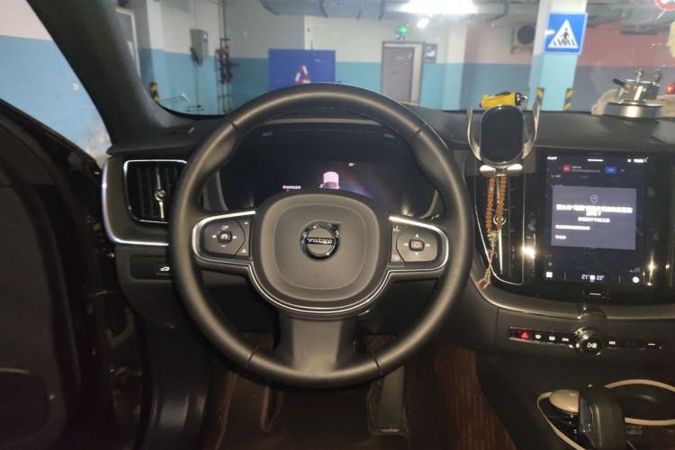 Used Volvo XC60 2024 B5 4x4 Smart Luxury Edition Steering Wheel