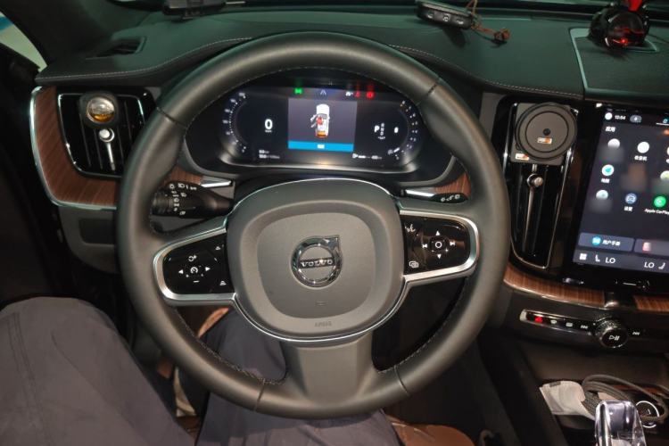 Used Volvo XC60 2024 B5 4x4 Smart Luxury Edition Steering Wheel