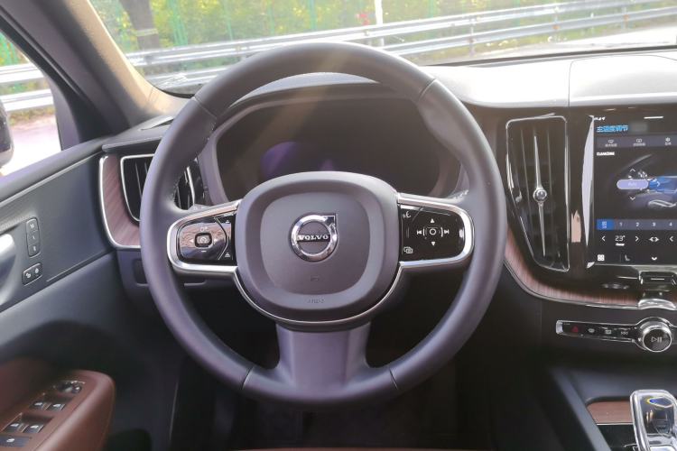 Used Volvo XC60 2024 B5 4x4 Smart Luxury Edition Steering Wheel