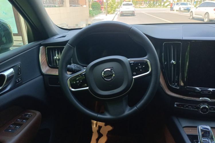 Used Volvo XC60 2024 B5 4x4 Smart Luxury Edition Steering Wheel