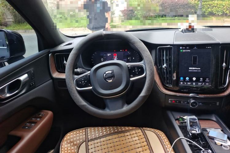 Used Volvo XC60 2024 B5 4x4 Smart Luxury Edition Steering Wheel