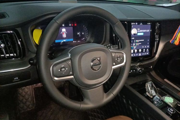 Used Volvo XC60 2024 B5 4x4 Smart Luxury Edition Steering Wheel