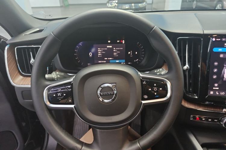 Used Volvo XC60 2024 B5 4x4 Smart Luxury Edition Steering Wheel