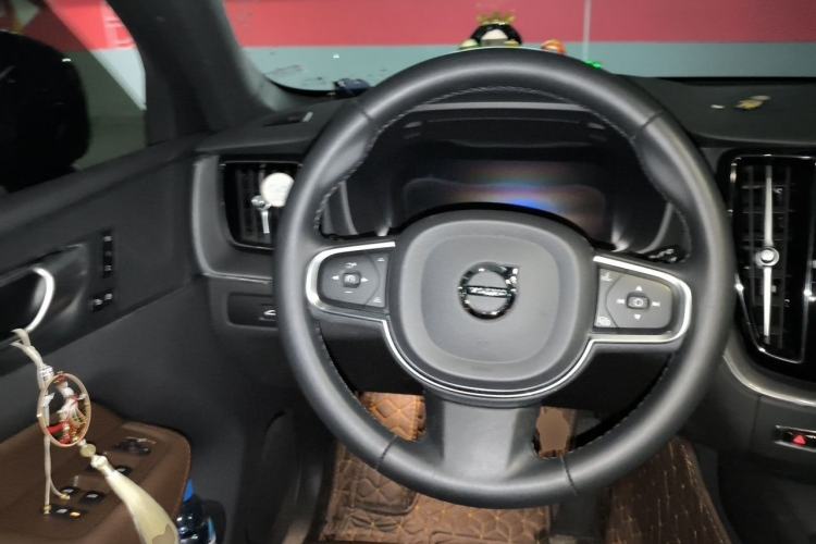 Used Volvo XC60 2024 B5 4x4 Smart Luxury Edition Steering Wheel