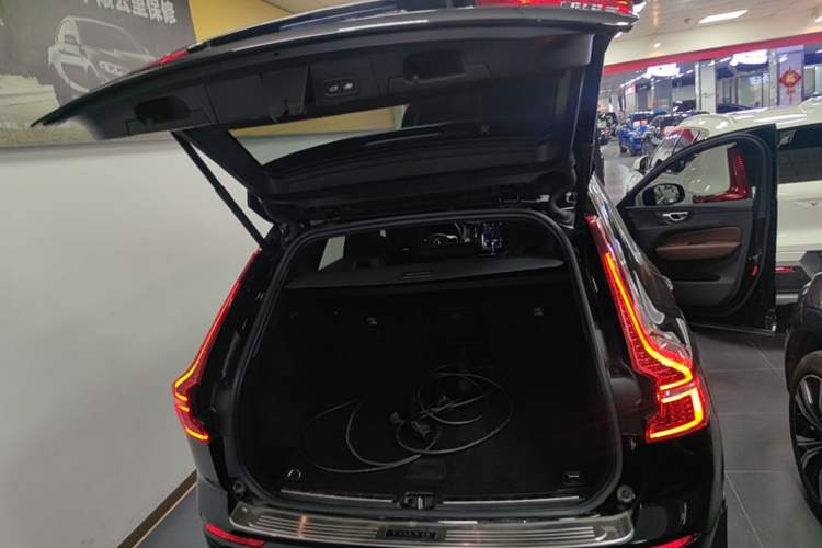Used Volvo XC60 2024 B5 4x4 Smart Luxury Edition Trunk