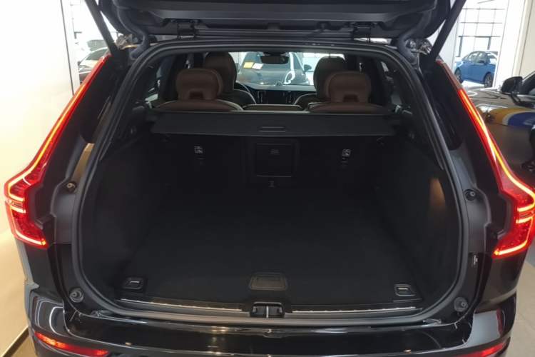 Used Volvo XC60 2024 B5 4x4 Smart Luxury Edition Trunk