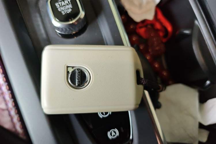 Used Volvo XC60 2024 B5 4x4 Smart Luxury Edition Vehicle Key