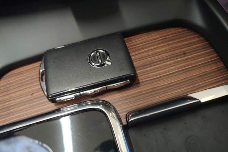 Used Volvo XC60 2024 B5 4x4 Smart Luxury Edition Vehicle Key