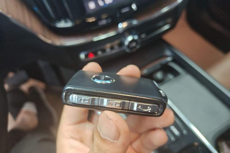 Used Volvo XC60 2024 B5 4x4 Smart Luxury Edition Vehicle Key