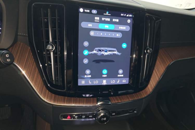 Used Volvo XC60 2024 B5 4x4 Smart Luxury Edition Audio And AC Panel