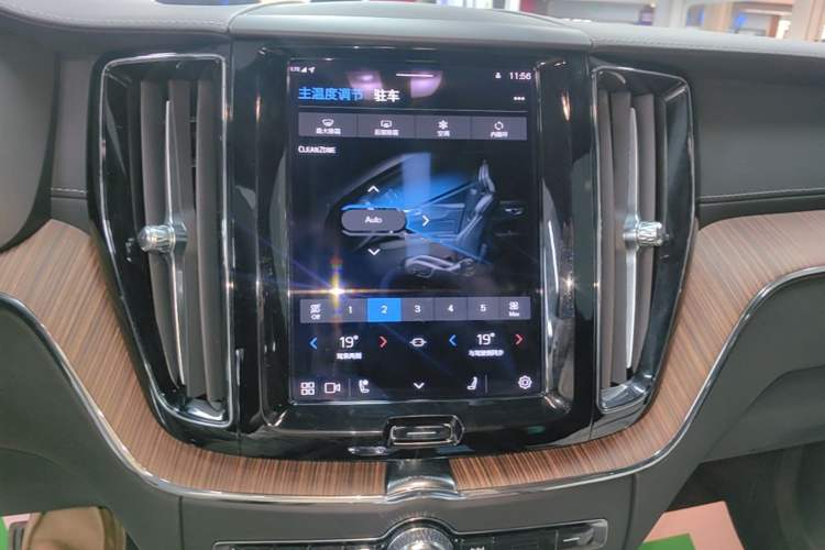 Used Volvo XC60 2024 B5 4x4 Smart Luxury Edition Audio And AC Panel