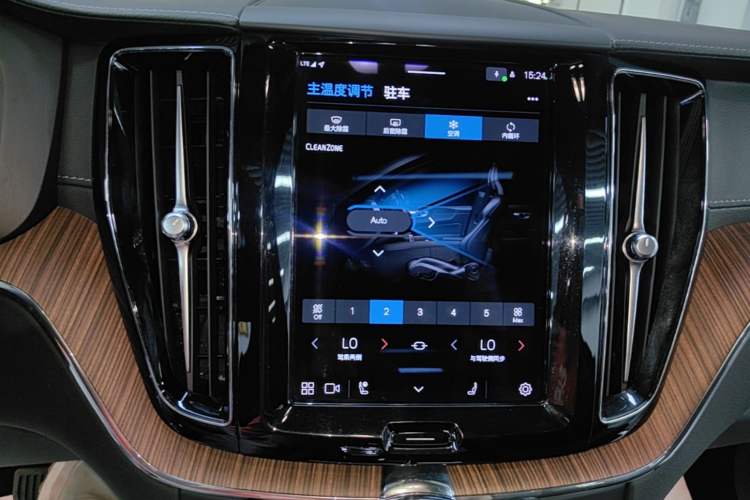 Used Volvo XC60 2024 B5 4x4 Smart Luxury Edition Audio And AC Panel