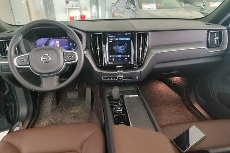 Used Volvo XC60 2024 B5 4x4 Smart Luxury Edition Center Console