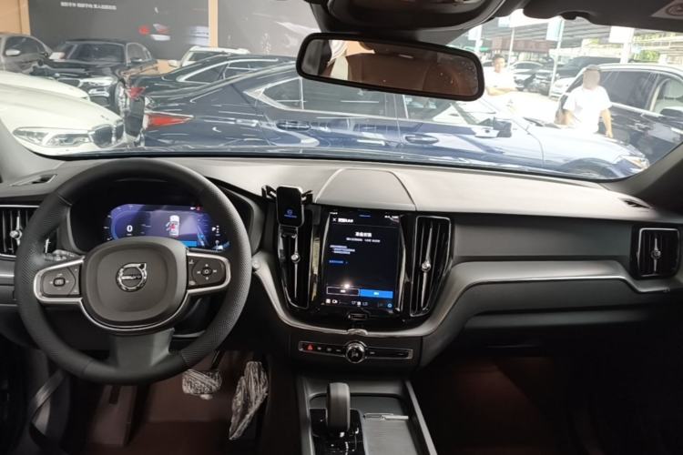 Used Volvo XC60 2024 B5 4x4 Smart Luxury Edition Center Console