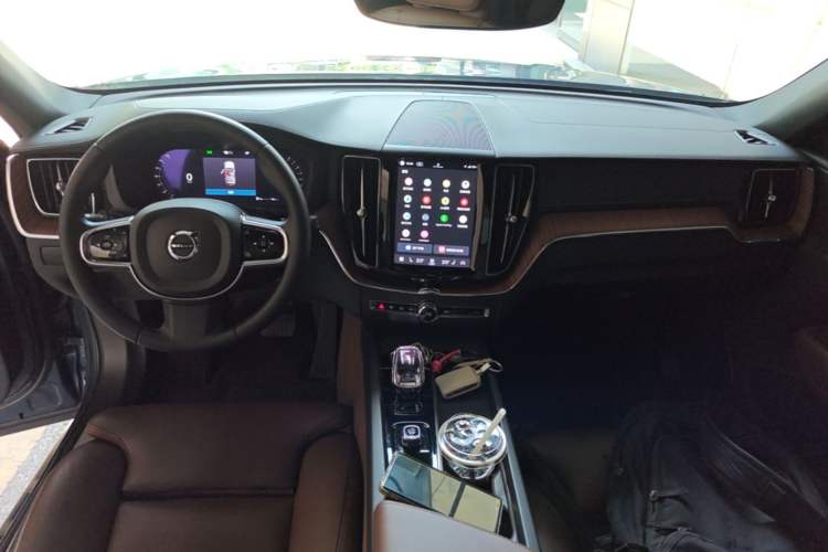 Used Volvo XC60 2024 B5 4x4 Smart Luxury Edition Center Console