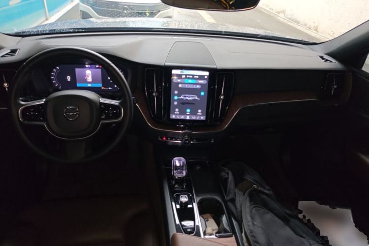 Used Volvo XC60 2024 B5 4x4 Smart Luxury Edition Center Console