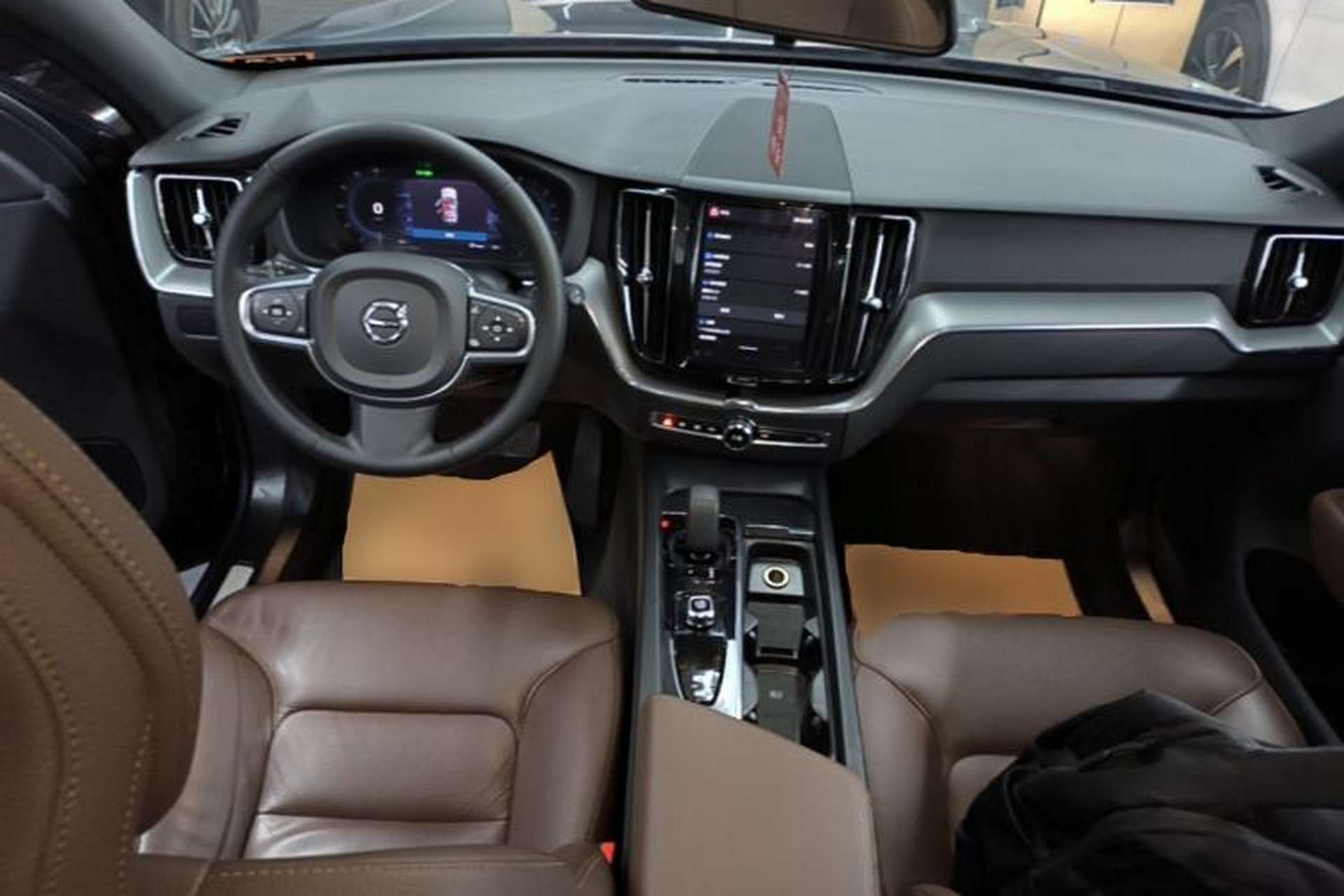 Used Volvo XC60 2024 B5 4x4 Smart Luxury Edition Center Console