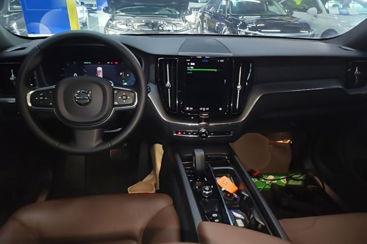 Used Volvo XC60 2024 B5 4x4 Smart Luxury Edition Center Console