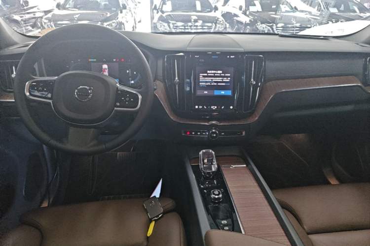 Used Volvo XC60 2024 B5 4x4 Smart Luxury Edition Center Console