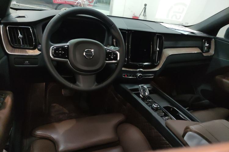 Used Volvo XC60 2024 B5 4x4 Smart Luxury Edition Center Console