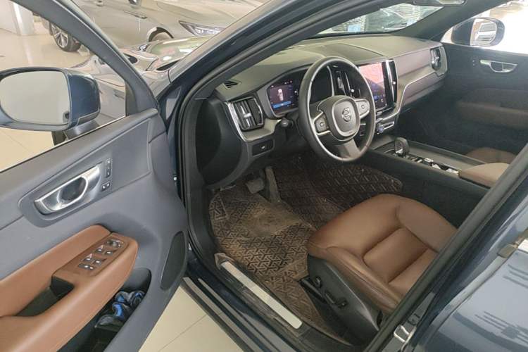 Used Volvo XC60 2024 B5 4x4 Smart Luxury Edition Driver Seat