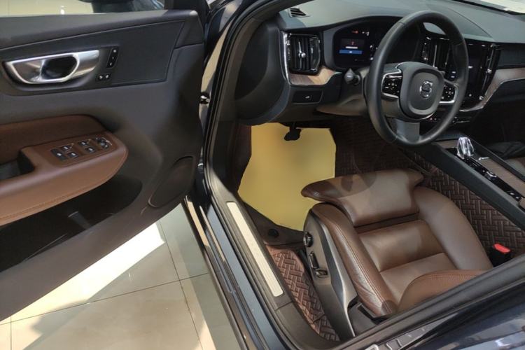 Used Volvo XC60 2024 B5 4x4 Smart Luxury Edition Driver Seat