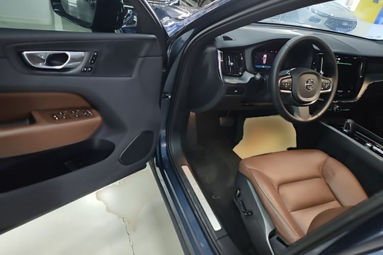Used Volvo XC60 2024 B5 4x4 Smart Luxury Edition Driver Seat