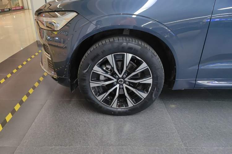 Used Volvo XC60 2024 B5 4x4 Smart Luxury Edition Exterior 4