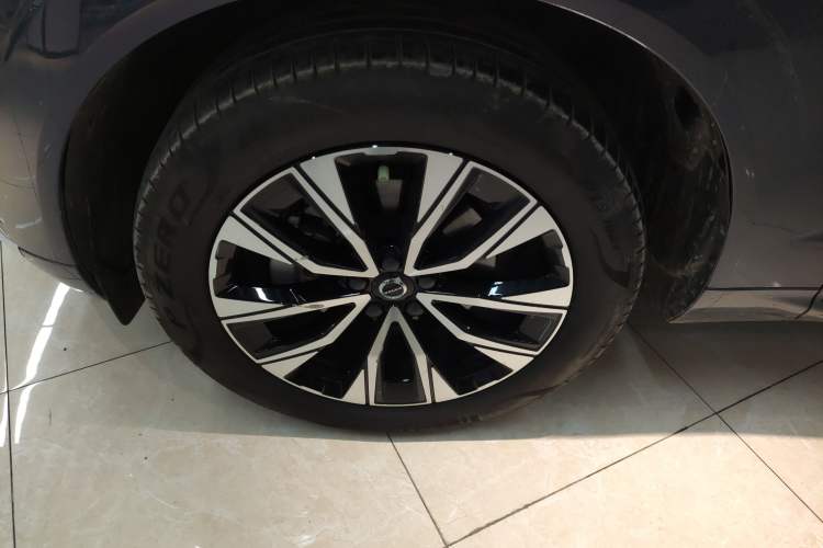 Used Volvo XC60 2024 B5 4x4 Smart Luxury Edition Exterior 4