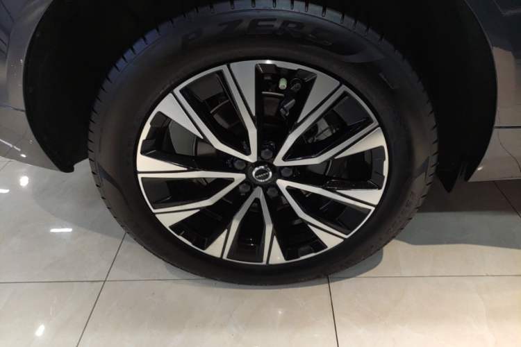 Used Volvo XC60 2024 B5 4x4 Smart Luxury Edition Exterior 5
