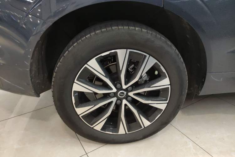 Used Volvo XC60 2024 B5 4x4 Smart Luxury Edition Exterior 5