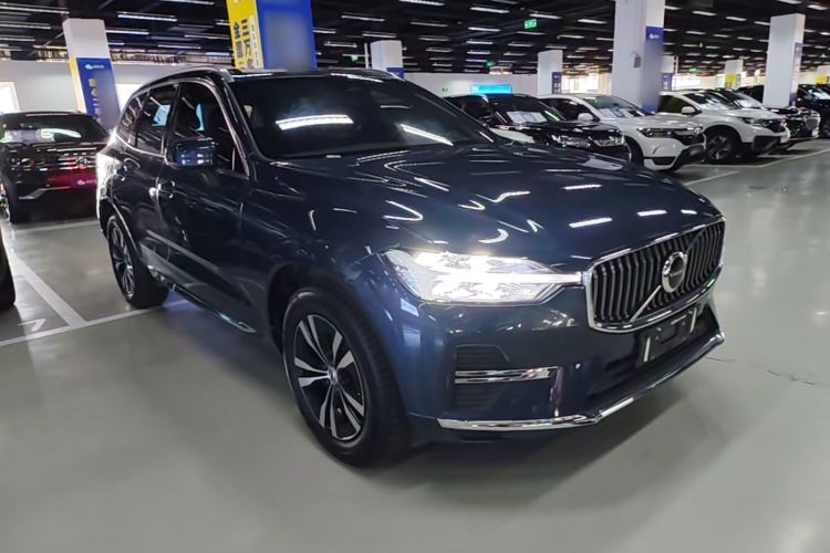 Used Volvo XC60 2024 B5 4x4 Smart Luxury Edition Front Right 45 Deg