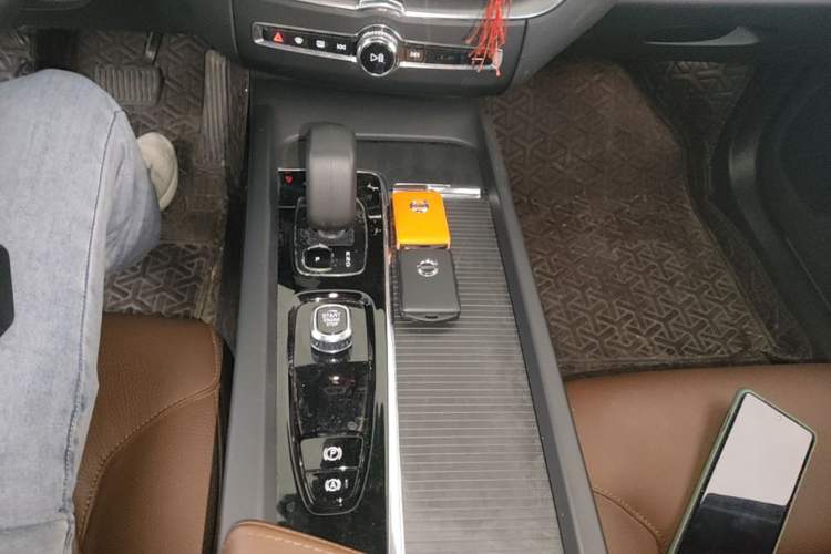 Used Volvo XC60 2024 B5 4x4 Smart Luxury Edition Gear Lever