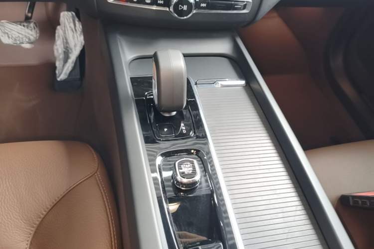 Used Volvo XC60 2024 B5 4x4 Smart Luxury Edition Gear Lever