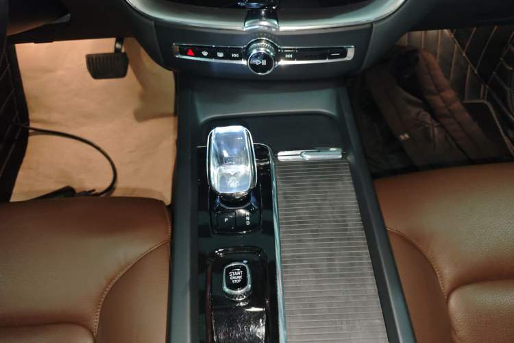 Used Volvo XC60 2024 B5 4x4 Smart Luxury Edition Gear Lever