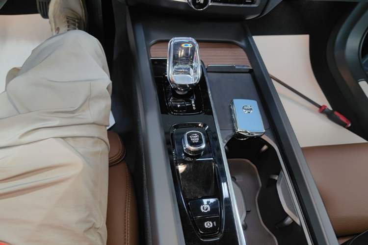 Used Volvo XC60 2024 B5 4x4 Smart Luxury Edition Gear Lever