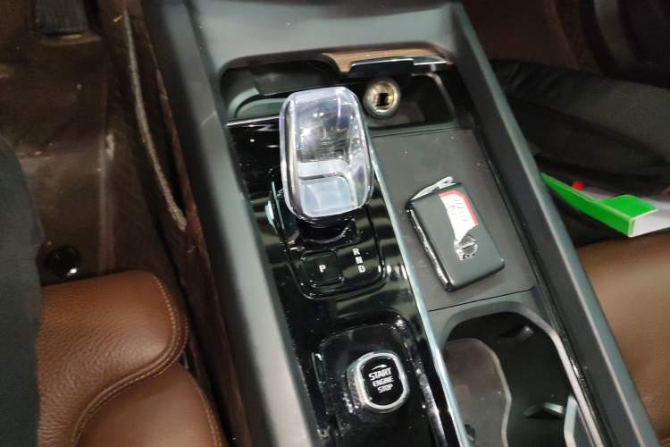 Used Volvo XC60 2024 B5 4x4 Smart Luxury Edition Gear Lever