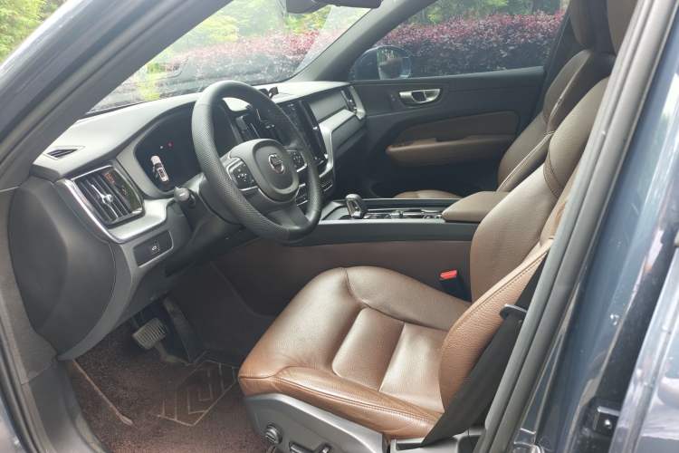 Used Volvo XC60 2024 B5 4x4 Smart Luxury Edition Interior 1
